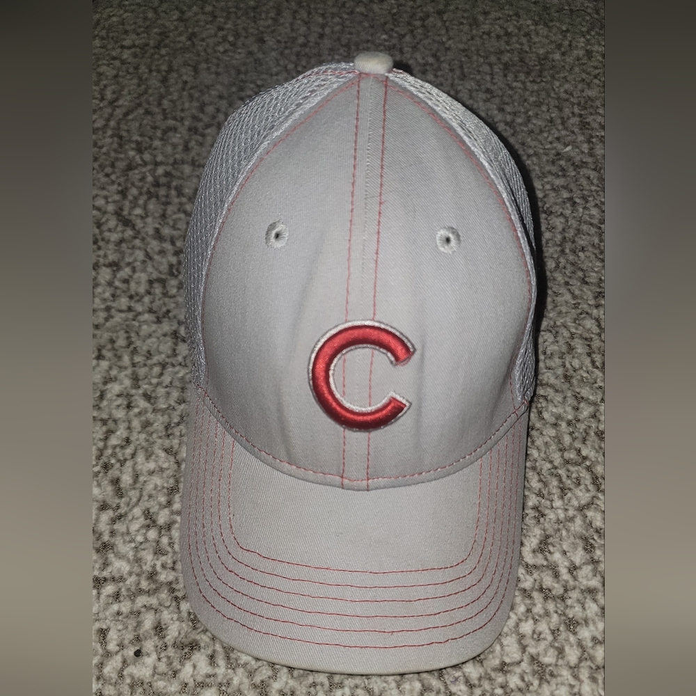 New Era 39Thirty Chicago Cubs Mesh Fitted Hat. Size M/L